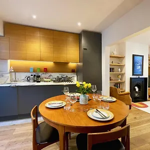  Apartment Stylish 2-bedroom Townhouse Next To Station