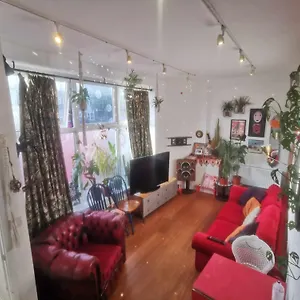  Apartment Bright, Roomy, Colourful Flat In