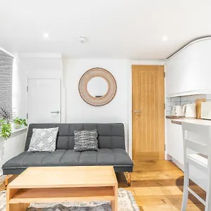  Apartment Charming & Chic, Cosy Nest, Just 2-min Walk!